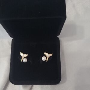 LOW START!!! Genuine Pearl Earrings With Adorable Mother of Pearl Tail. New